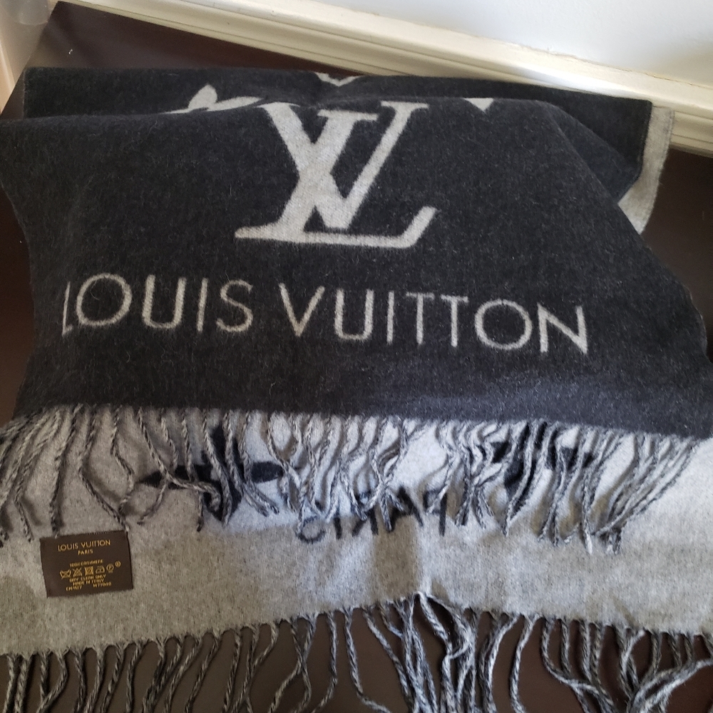 Authentic Louis Vuitton monogram cashmere scarf - Picture 3 of 5